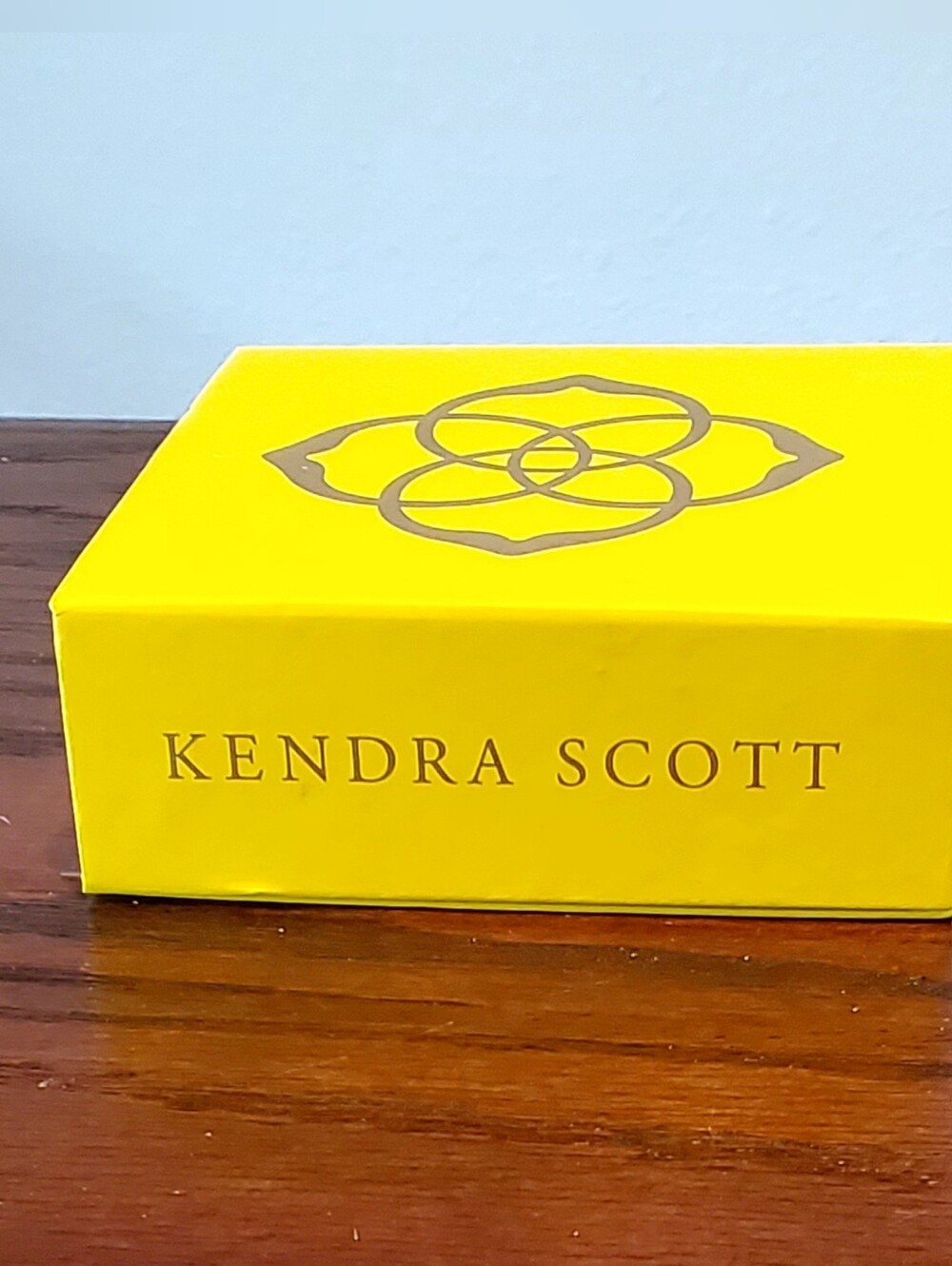 Kendra Scott "Finch" Hammered Earrings Nwt - Picture 9 of 9